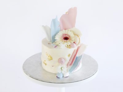 Gender Reveal Cake with Daisies and Chocolate Sails