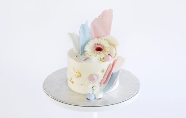 Gender Reveal Cake with Daisies and Chocolate Sails