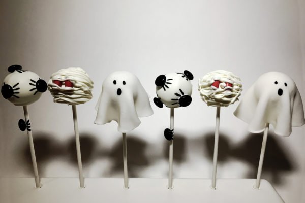 Spooky Halloween Cake Pops including Mummy Spiders and Ghosts