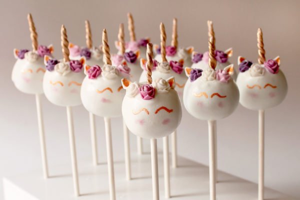 Special Unicorn cake pops with gold horn and pink flowers